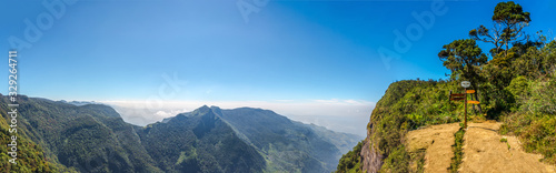 Foto Panoramic view of the top of the hill Worlds End in Horton Plains National Park