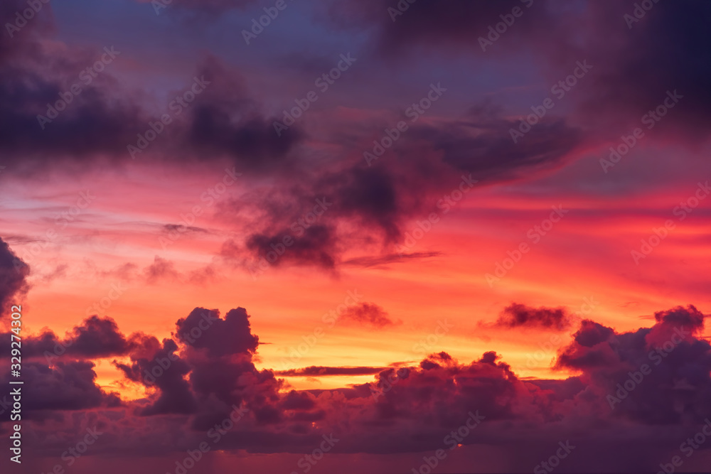 Naklejka premium Aerial view of colorful coastal clouds after sunset