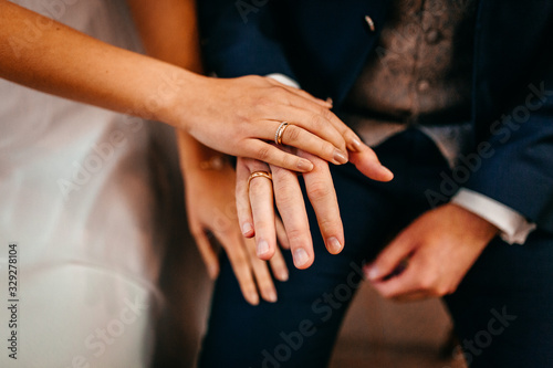 Hände mit den Ringen während einer Hochzeit Trauung in der Kirche