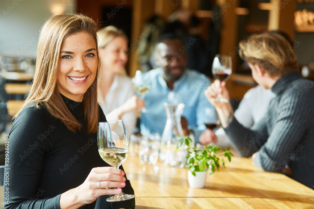 Junge Frau trinkt ein Glas Weißwein Junge Frau trinkt ein Glas Weißwein