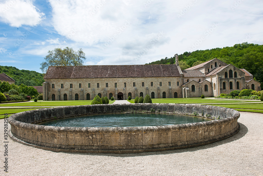 Brunnen in der ehemaligen Zisterzienserabtei, Fontenay, Burgund, Frankreich