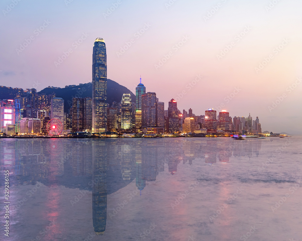 Obraz premium Hong Kong skyline on the evening seen from Kowloon, Hong Kong, China.