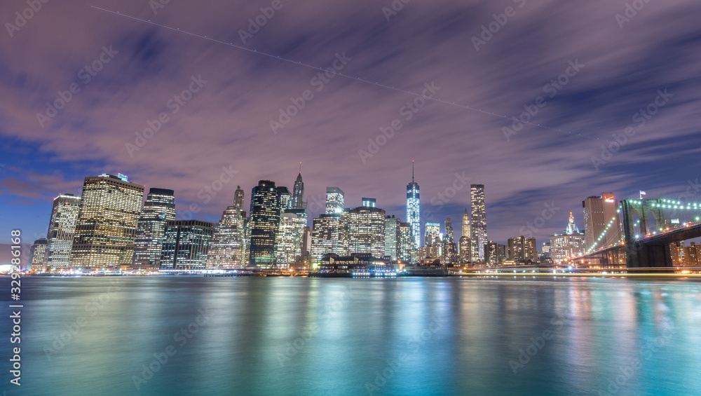 Obraz premium Night view of Manhattan and Brooklyn bridge
