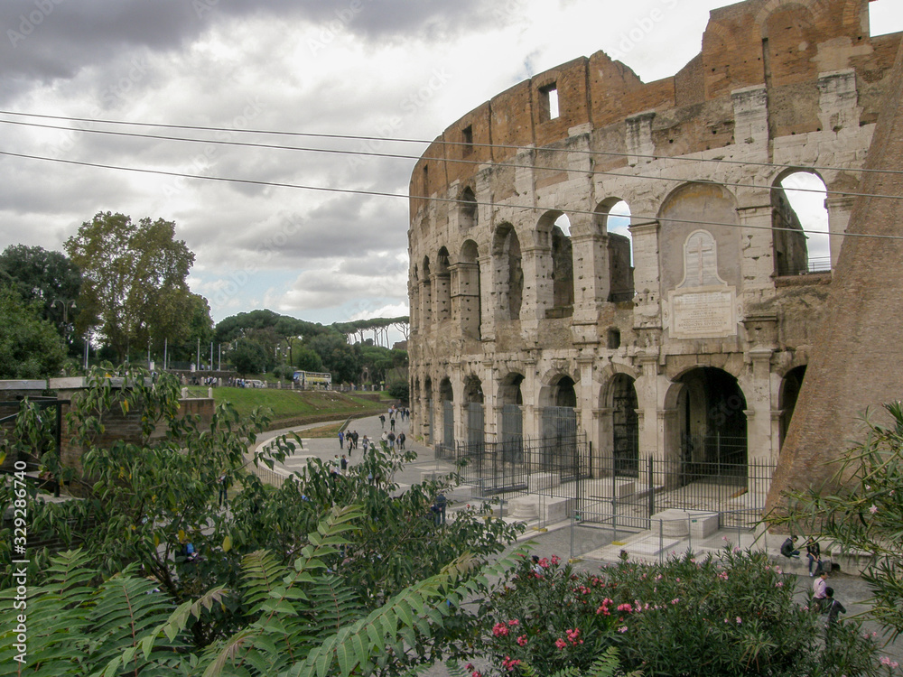 Obraz premium Top view of the Colosseum with a cloudy sky in the background