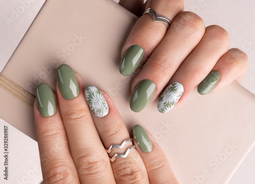 Fotografia Beautiful womans hands with spring summer floral nail design
