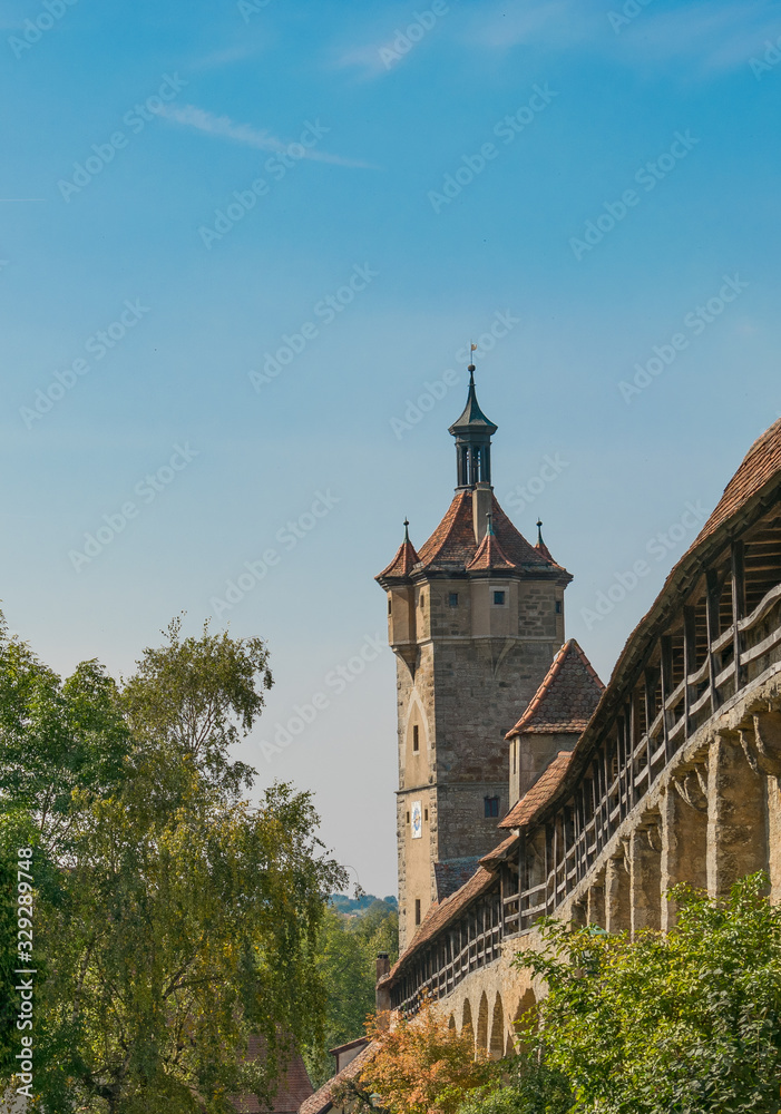 Die historische Altstadt von Rothenburg ob der Tauber ist von einer Stadtmauer mit Wehrgang und Türmen umgeben. Rothenburg ist eine Stadt in Mittelfranken und ein beliebtes Reiseziel in Deutschland.