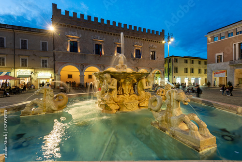 fontana la Pupilla di Pesaro e Palazzo Ducale photo