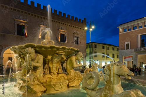 fontana la Pupilla di Pesaro e Palazzo Ducale