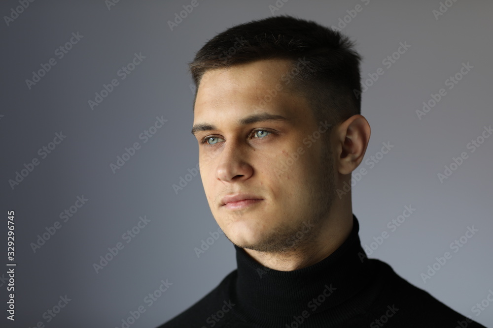 Obraz premium Męskie spojrzenie modela
