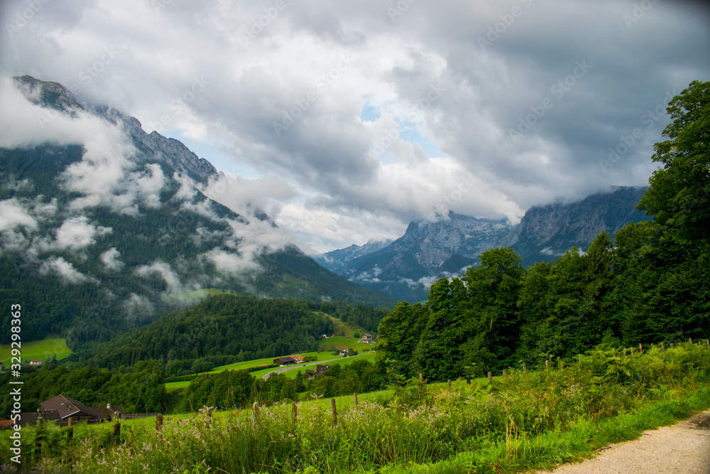 Aussicht vom Soleleitungsweg nahe Ramsau im Berchtesgadener Land auf die Berge