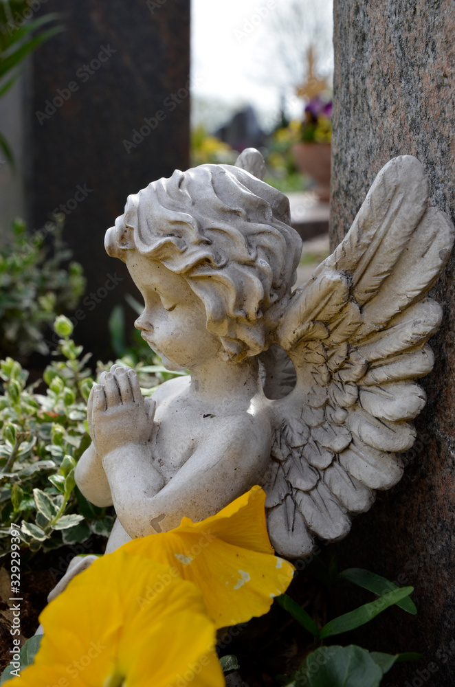 Obraz premium kleiner grabengel