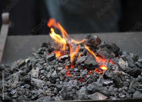 Carbón ardiendo para fundir espadas