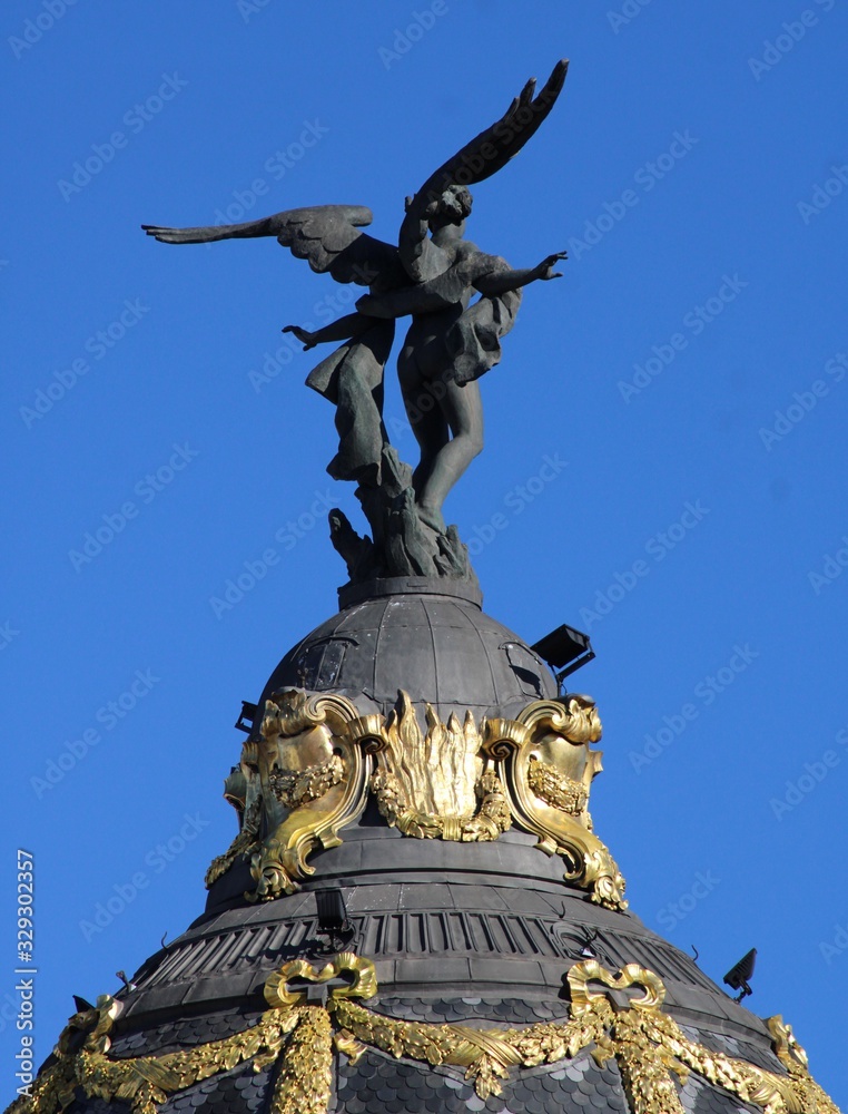 Estatua Alada Edificio de Madrid, España