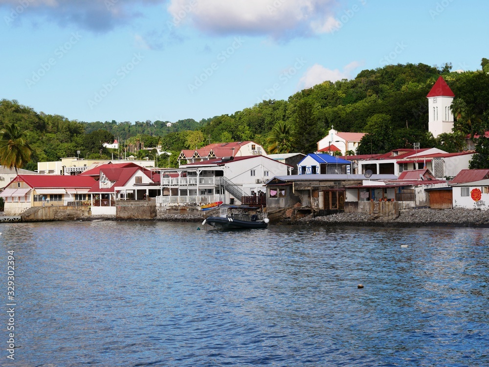 Fototapeta premium Village de Deshaies sur Basse-Terre en Guadeloupe