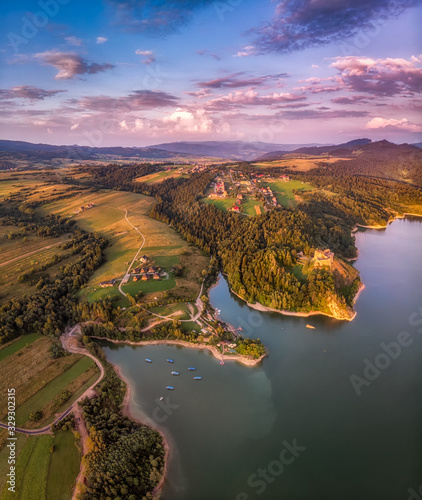Zamek Czorsztyn, Pieniny i Jezioro Czorsztyńskie, widok z lotu ptaka © Piotr Gołębniak