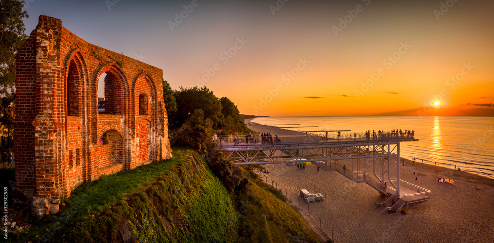 Fototapeta premium Ruiny kościoła na klifie w Trzęsaczu, o zachodzie słońca