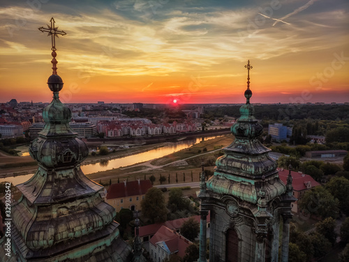 Wieże katedry poznańskiej na tle sylwety Poznania, widok z lotu paka © Piotr Gołębniak