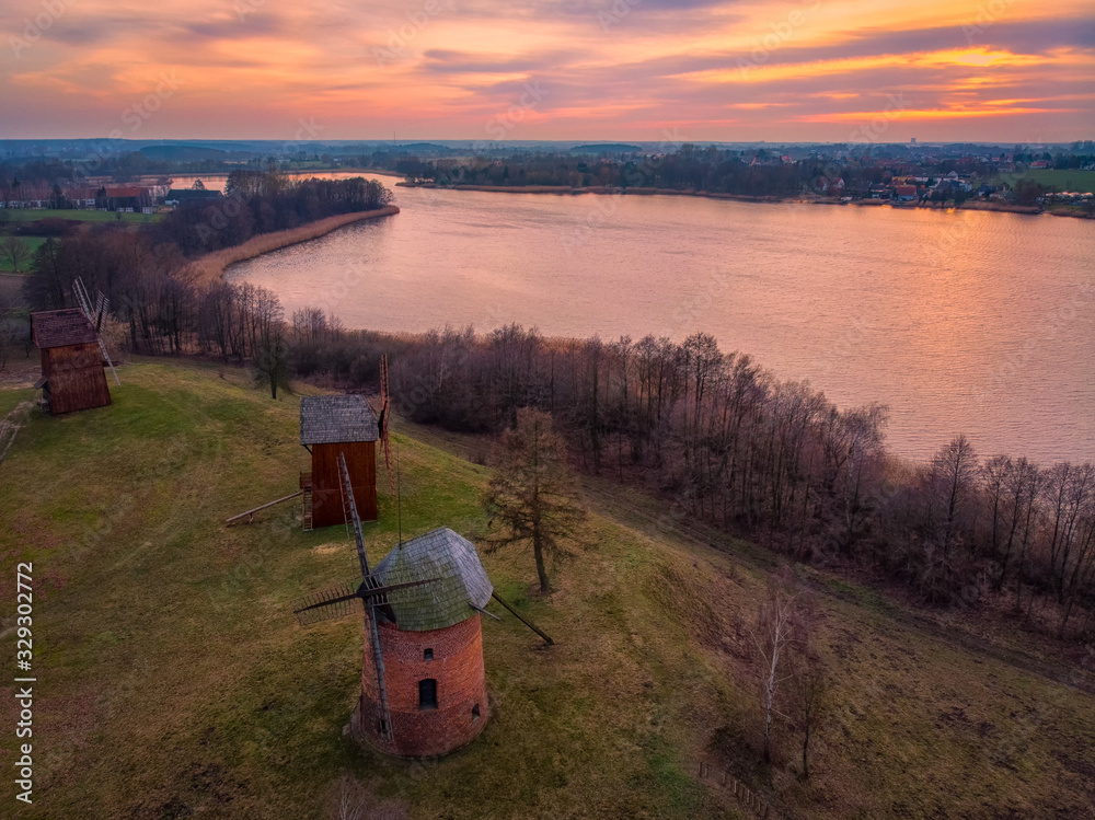 Wiatraki w skansenie nad Jeziorem Lednica