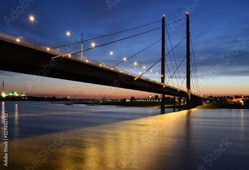 D  sseldorf Rheinkniebr  cke Rhein Sonnenuntergang Langzeitbelichtung Landeshauptstadt Altstadt Spiegelung Farben Lichter Verkehr Schifffahrt Autos Oberkassel Hafen Fluss Strom bedeutend