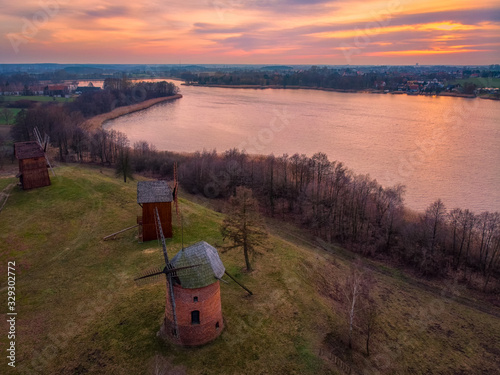 Obraz na płótnie Wiatraki w skansenie nad Jeziorem Lednica w salonie