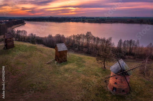 Wiatraki w skansenie nad Jeziorem Lednica