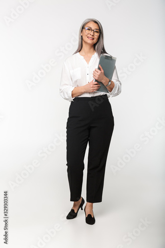 Φωτογραφία Image of adult mature woman wearing office clothes holding clipboard