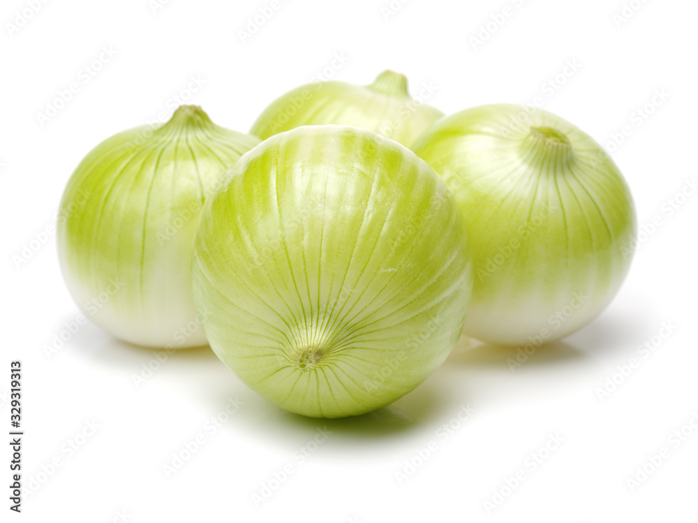 Obraz premium Red onion isolated on white background 