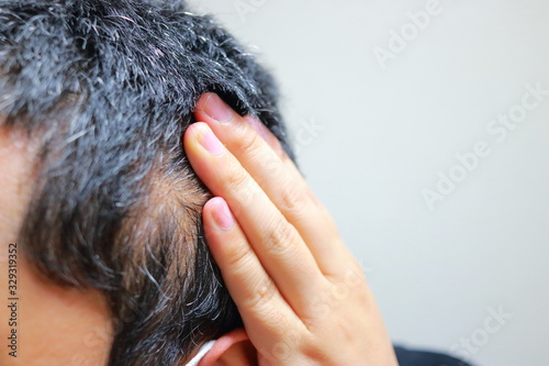 薄毛で悩む白髪交じりの頭皮