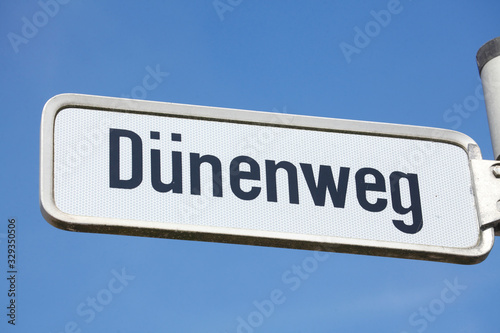 Straßenschild Dünenweg, Blauer Himmel, Cuxhaven, Deutschland