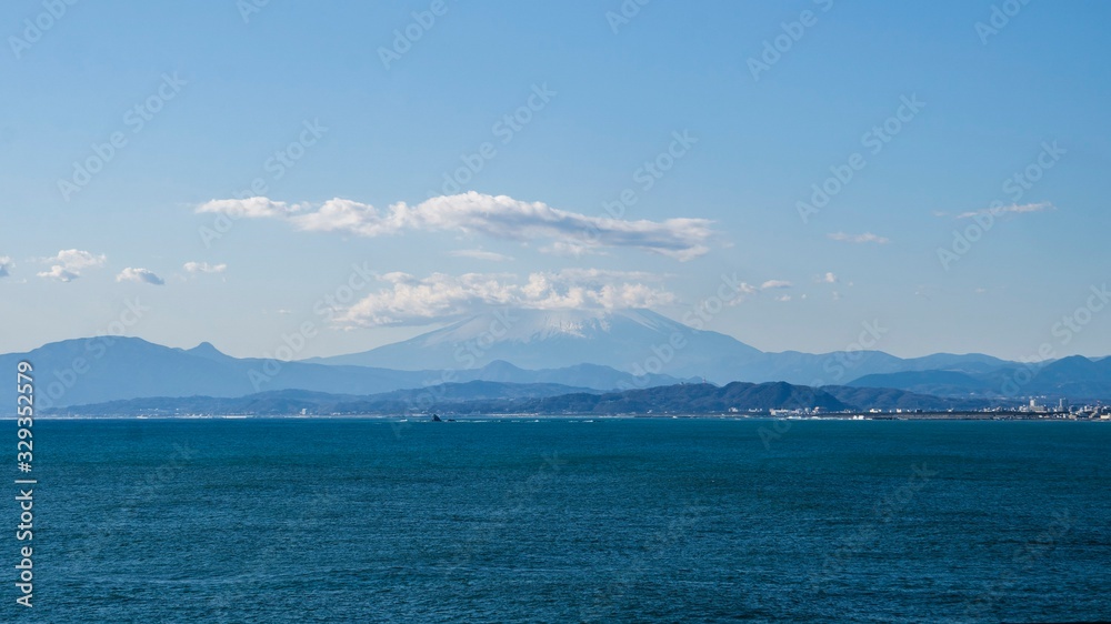 江ノ島から見る雲を被った富士山