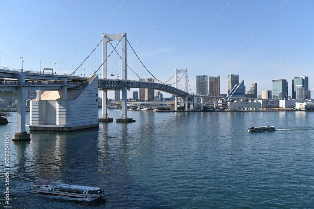 ２０２０年東京オリンピックの年の東京の風景　澄んだ青空と１月の東京湾を行き交う船