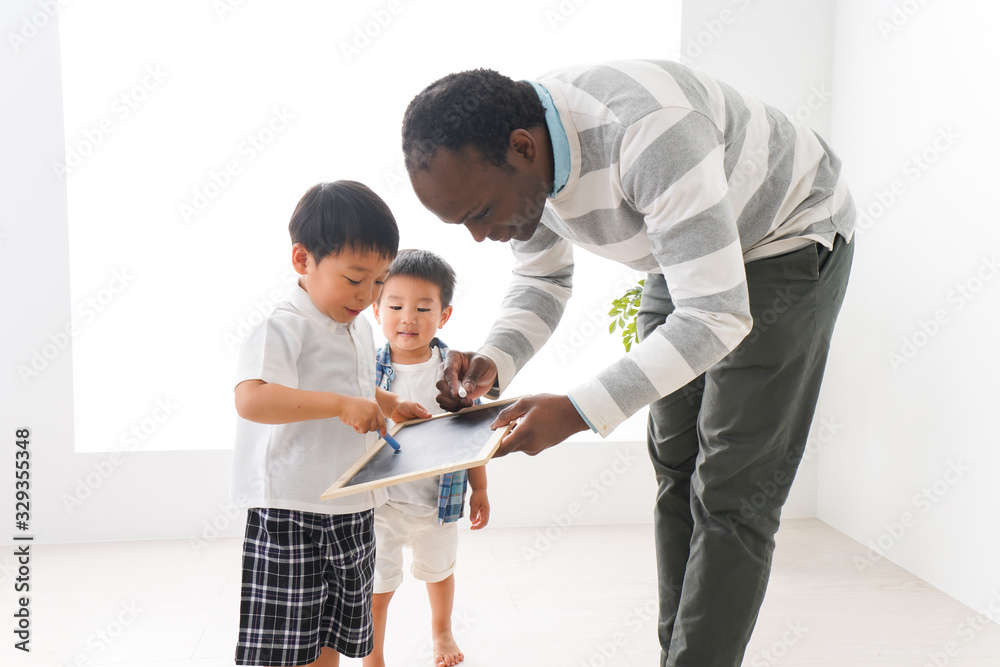 インターナショナルスクールで勉強する子ども