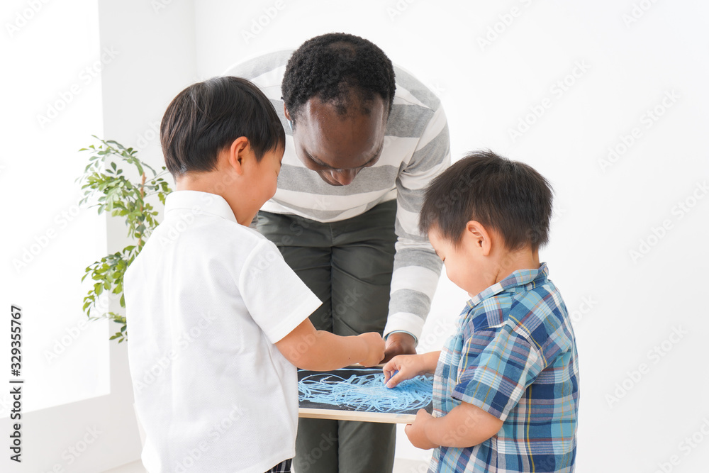 インターナショナルスクールで勉強する子ども