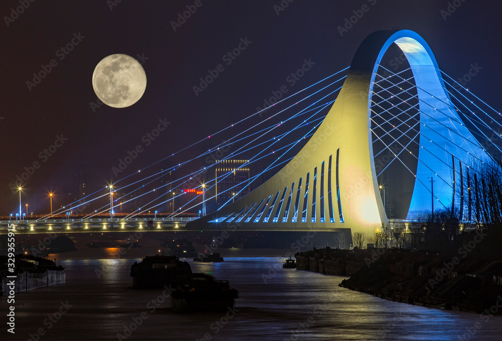 Obraz premium The second largest super moon will appear in 2020