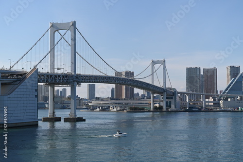 ２０２０年東京オリンピックの年の東京の風景 澄んだ青空と１月の東京湾を疾走するボート