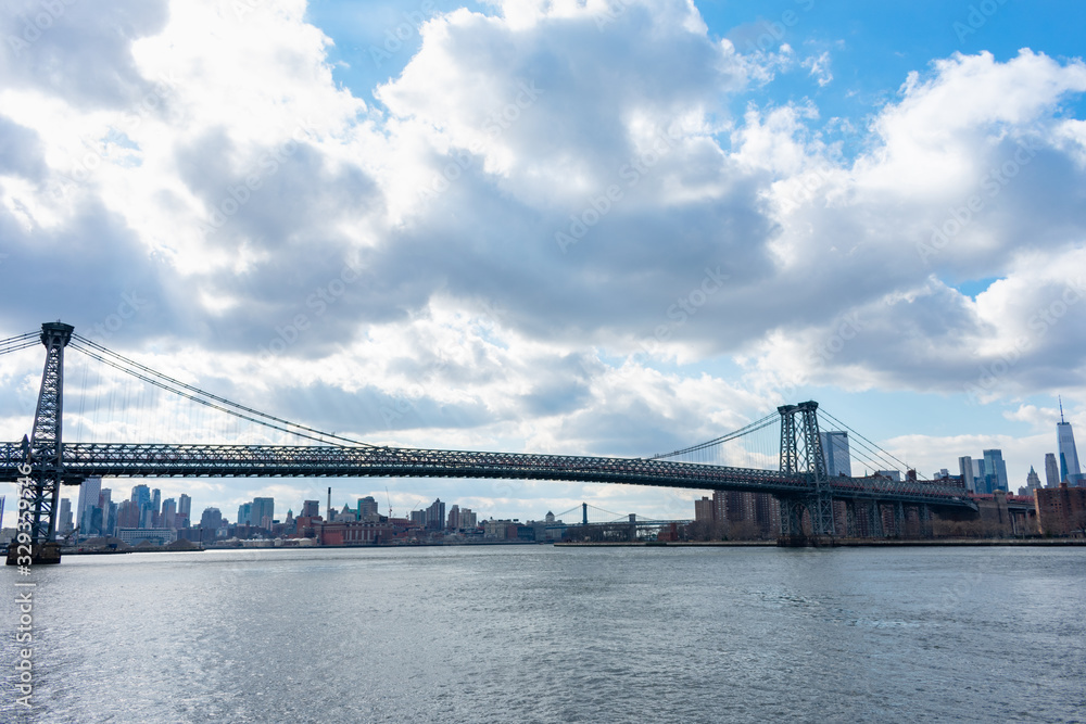 Naklejka premium The Williamsburg Bridge over the East River in New York City
