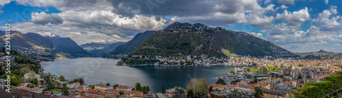 Panorama della cotta di Como vista dal su magnifico lago © gio_tto