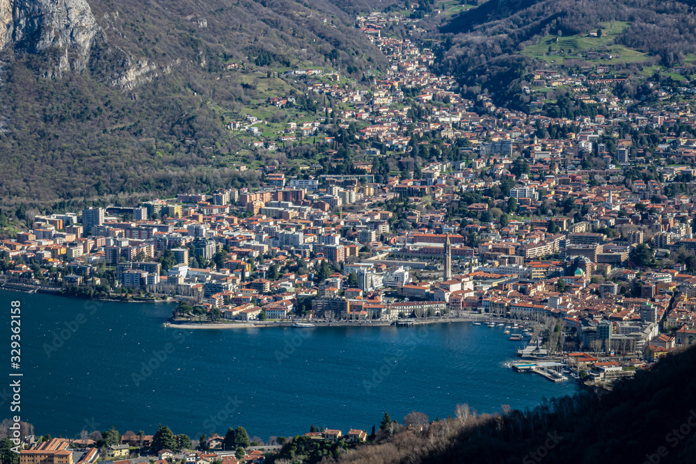 Panorama della città di Lecco vista dal lago di Como