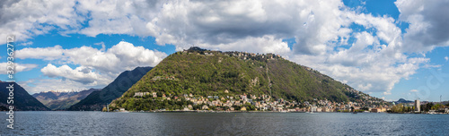 Panorama della cotta di Como vista dal su magnifico lago © gio_tto