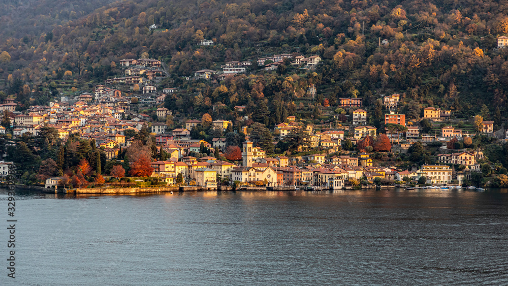 Tramonto scenografico a Torno piccolo paese del Lago di Como