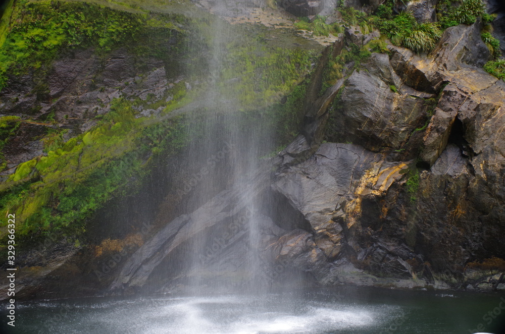 Wasserfall am Milford Sound Neuseeland Südinsel Wasserfall am Milford Sound Neuseeland Südinsel