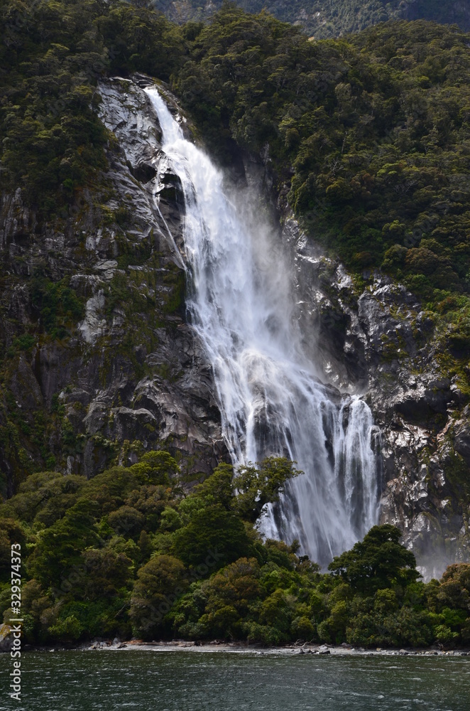 Obraz premium Wasserfall am Milford Sound Neuseeland Südinsel