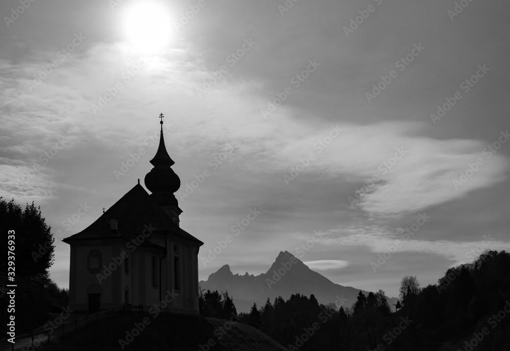 Maria Gern Wallfahrtskirche Berchtesgaden Bayern Deutschland Barock Berge Watzmann Silhouette schwarz weiß Herbst Panorama Sonne Religion Zwiebelturm Aussicht Wandern Nationalpark Gebirge Wolken 