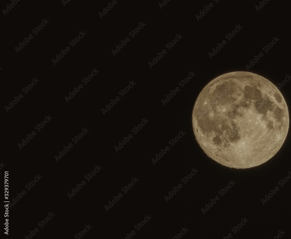 Fototapeta premium Księżyc w pełni na bezchmurnym zimowym niebie