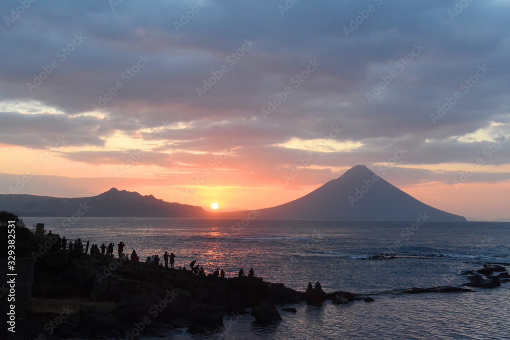 元旦の初日の出と薩摩富士を見る観光客