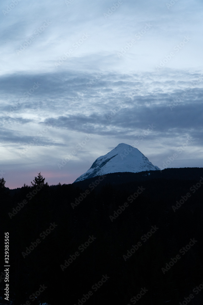 Sonnenuntergang mit Berg im Hintergrund