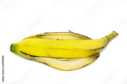 épluchure de banane isolé sur un fond blanc photo