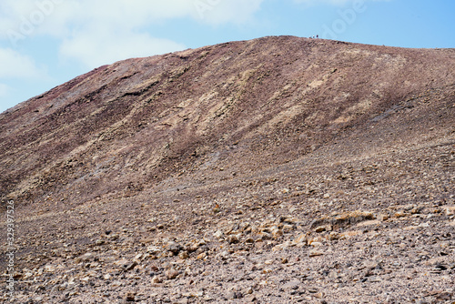 Der Vulkan Montana Roja de Playa Blanca mit einer Höhe von 194m auf der Kanareninsel Lanzarote
