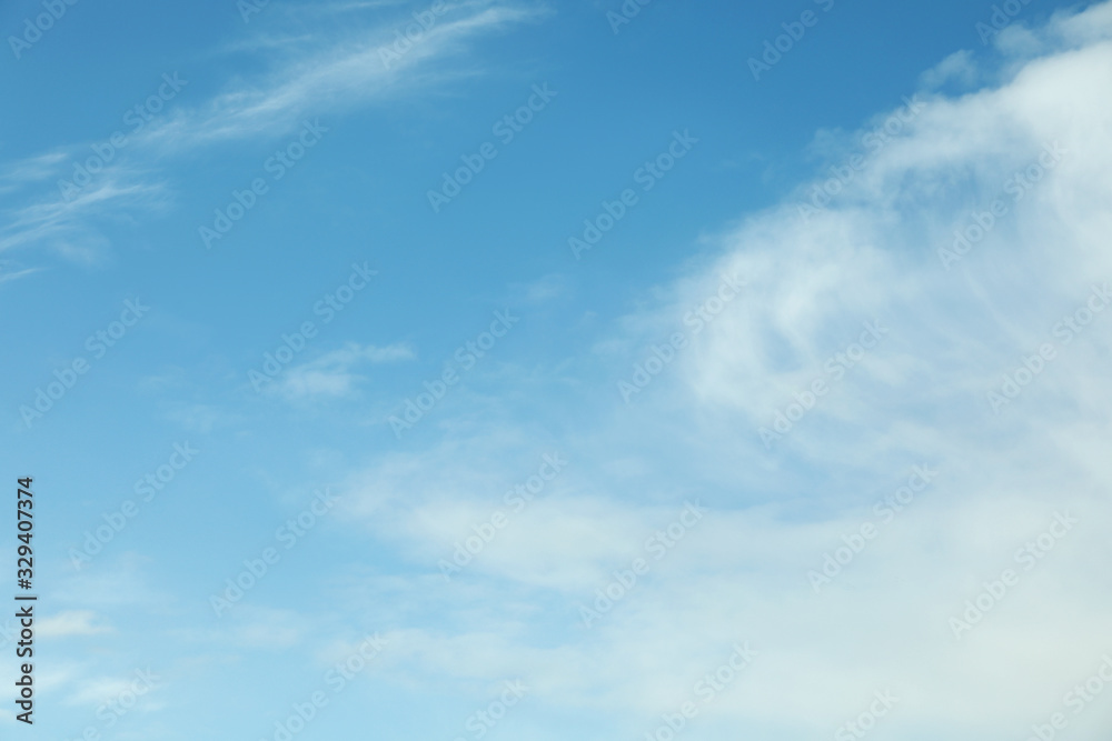 Obraz premium Beautiful blue sky with white clouds on sunny day