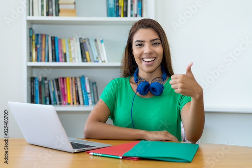 Obraz na płótnie Junge Schülerin zuhause am Computer